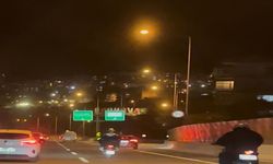 İzmir'de trafikte tehlikeli gösteri: İki motosikletli tek teker üzerinde metrelerce gitti