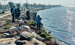 Doğaseverler Karşıyaka’da el ele verdi: Kıyıdan 300 kilo atık toplandı