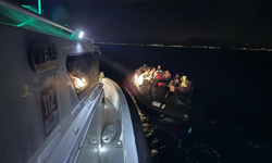 İzmir açıklarında 38 düzensiz göçmen yakalandı: 1 kişi gözaltında