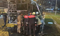 İzmir’de seyir halindeki belediye otobüsü alev aldı