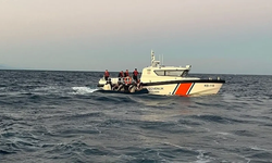 İzmir Dikili açıklarında operasyon: 7’si çocuk 20 düzensiz göçmen kurtarıldı