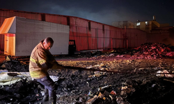 Buca’da çöplük alanda çıkan yangın kamyoneti küle çevirdi