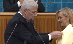 İpek Özkal İYİ Parti’ye katıldı: Rozetini Müsavat Dervişoğlu taktı