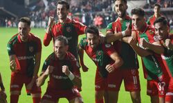 Karşıyaka'nın gençleri sahneye çıktı: Zirve yürüyüşü hız kesmiyor