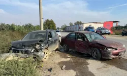 İzmir'de çarpışan 2 otomobilin sürücüleri yaralandı