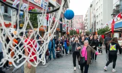İzmir’de renkli anlar: Hergele Meydanı’nda isabetli atışlara ödül yağdı