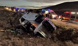 Afyonkarahisar’da yolcu otobüsü şarampole devrildi: 2 ölü, 21 yaralı