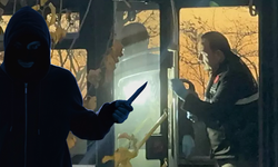 Eşinin gözleri önünde bıçaklandı, hayati tehlike yaşıyor