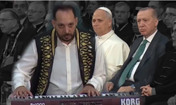 Kim bu Papa'ya ilahi söyleyen müzisyenler?