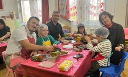 Minik eller mutfağa girdi