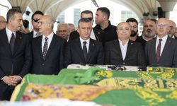 Özgür Özel, eski vekil Turan Aydoğan’ın annesinin cenazesine katıldı