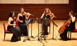 Türk bestecilerinin eserleri dakikalarca ayakta alkışlandı