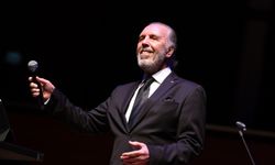 Fatih Erkoç söyledi, İzmirliler hep bir ağızdan eşlik etti