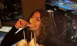 Afra Saraçoğlu yeni yaşını yakın arkadaşlarıyla kutladı