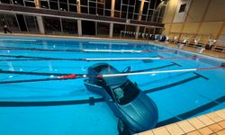 Anne ile kızı arabayla havuzda can savaşı