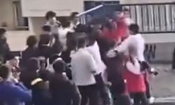 İzmir'de öğrenciler birbirine girdiği kavga kameraya yansıdı