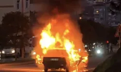 Seyir halindeki otomobil alev alev yandı