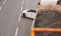 İzmir’de hafriyat kamyonu otomobili 100 metre sürükledi: Sürücü sinir krizi geçirdi