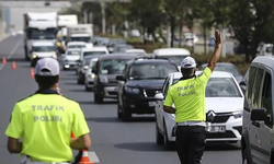 Bornova’da kaldırımdan giden sürücüye ceza: Ehliyetine el konuldu