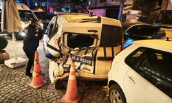 İzmir’de otomobil polis aracına çarptı!