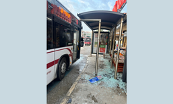 İzmir'de korkutan kaza: Belediye otobüsü durağa çarptı!