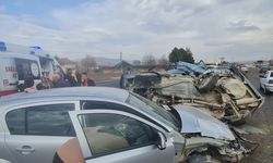 Afyonkarahisar'da iki otomobilin çarpıştığı kazada 7 kişi yaralandı