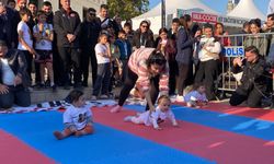 Bebek emekleme yarışması renkli görüntülere sahne oldu