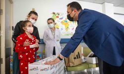 Başkan Eşki’den Ege Üniversitesi’nde tedavi gören çocuklara yeni yıl ziyareti