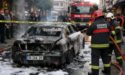 Ödemiş'te korku dolu anlar: Park halindeki otomobil alev alev yandı