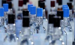 İzmir’de sahte içki operasyonu: 2 bin 850 litre etil alkol ele geçirildi