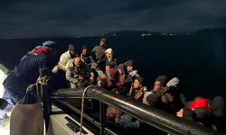 İzmir açıklarında facia önlendi: 10’u çocuk 37 düzensiz göçmen kurtarıldı