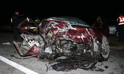 İki otomobil çarpıştı, 5 kişi hayatını kaybetti
