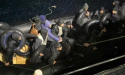 İzmir'de lastik botta sürüklenen göçmenler kurtarıldı