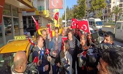 İzmir’de taksicilerden bayraklı tepki: Araçlar Türk bayraklarıyla donatıldı