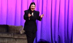 Yasemin Sakallıoğlu AASSM’de sahne aldı, İzmir kahkahaya doydu