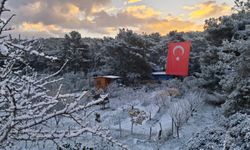 İzmir’in tatil cenneti Urla’da beyaz şölen: Yeni yılın ilk sabahına karla uyandılar