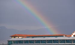 İzmir semalarında görsel şölen: Yağmurun ardından beliren gökkuşağı kenti büyüledi