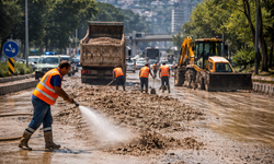 İzmir’de bu güzergahta yola çamur döküldü: Temizleme çalışmaları sürüyor