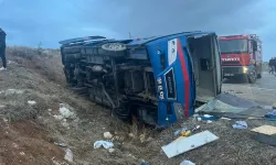 Cezaevi nakil aracı devrildi