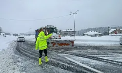 Kar ve buzlanma yolu kapattı