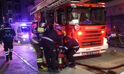 Alsancak'ta bir binanın çatısında yangın çıktı