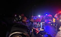 İzmir’de iki otomobil çarpıştı: 2’si ağır 6 yaralı