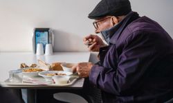 İzmir’de kent lokantaları sofraları büyütüyor: Bir tabak yemekle binlerce hayat ısınıyor