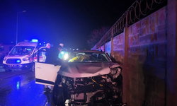 İzmir’de gece yarısı kaza: Foça’da iki otomobil kafa kafaya çarpıştı, 6 yaralı