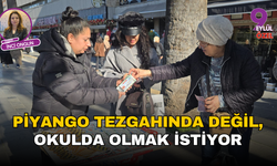 Atanamayan öğretmen, sokakta umut dağıtıyor