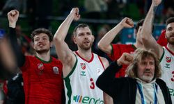 İzmir derbisinde nefes kesen düello: Karşıyaka uzatmada hayata tutundu