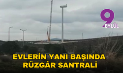 Evlerin yanı başında rüzgâr santrali