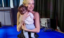 Wilma Elles kuliste bebeğini uyuttu