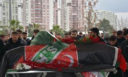Kazada yaşamını yitiren Karşıyaka taraftarı KSK bayrağıyla uğurlandı