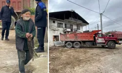 25 yıl boyunca evinde biriktirdiği çöpü 20 kamyon 2 günde ancak çıkardı